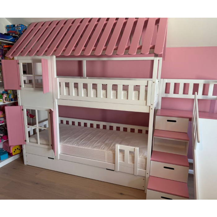 Etagenbett mit Treppe, Rutsche und Stauraumtreppen in einem Kinderzimmer in Graz